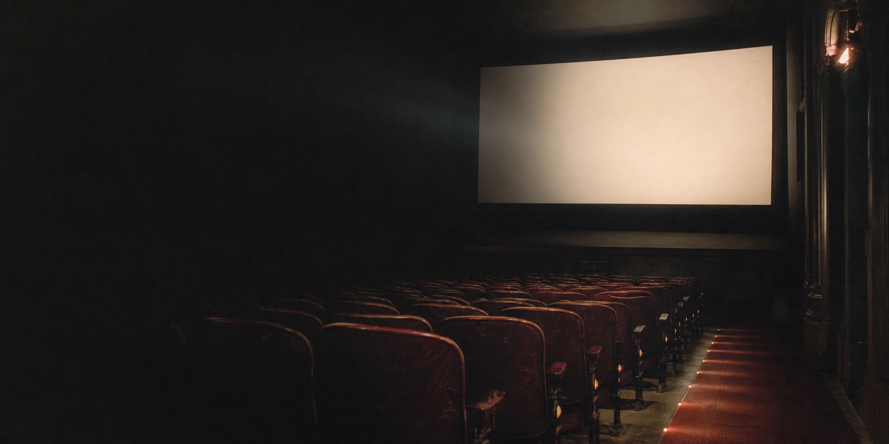 Een lege filmzaal vlak voor de vertoning